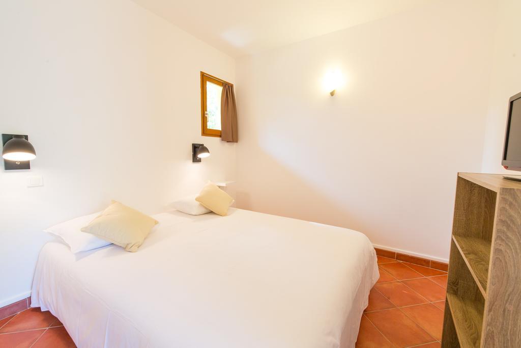 Casa Vecchia Rooms + Apartments Calvi  Room photo